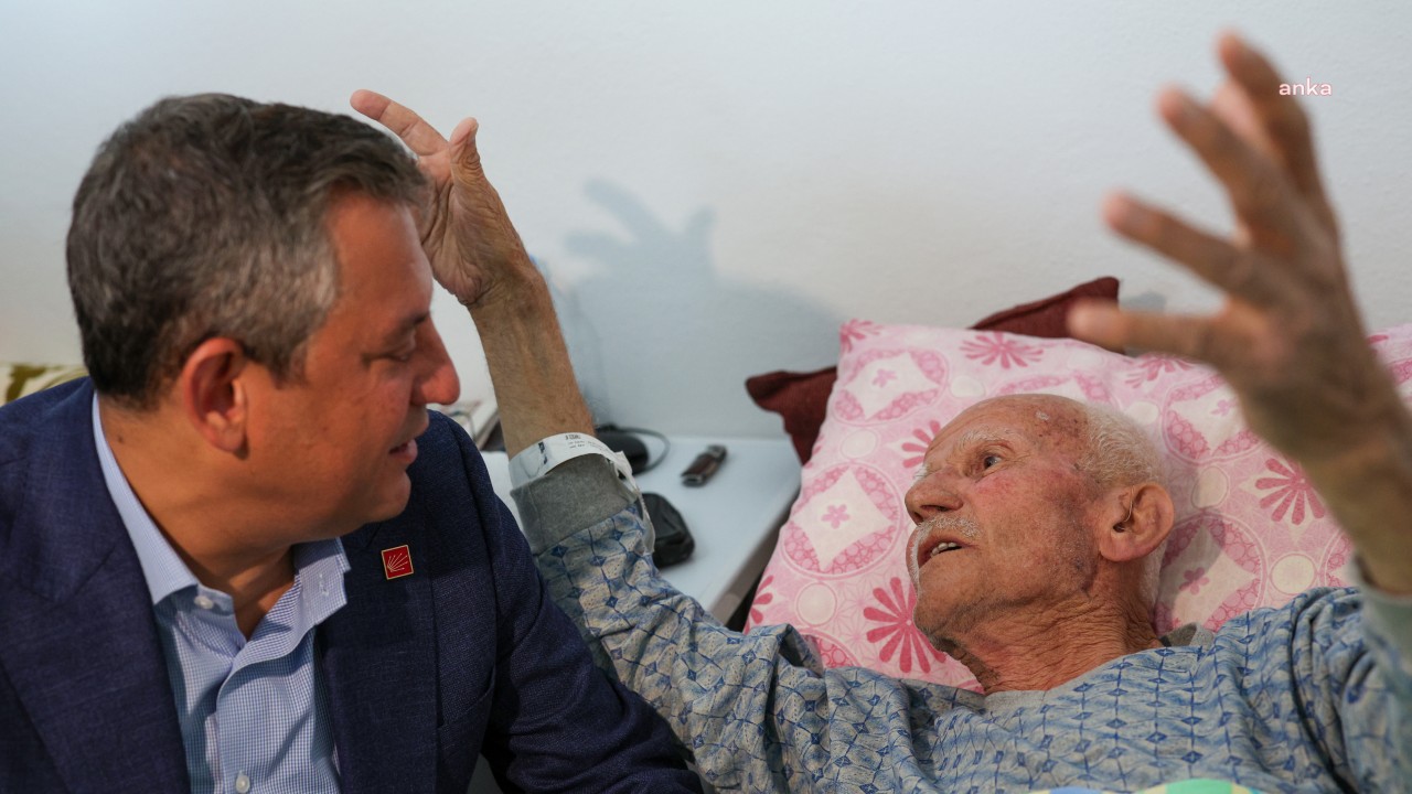Özgür Özel, Kocaeli’nin en yaşlı CHP üyesi Şaban Özkanlı’yı evinde ziyaret etti