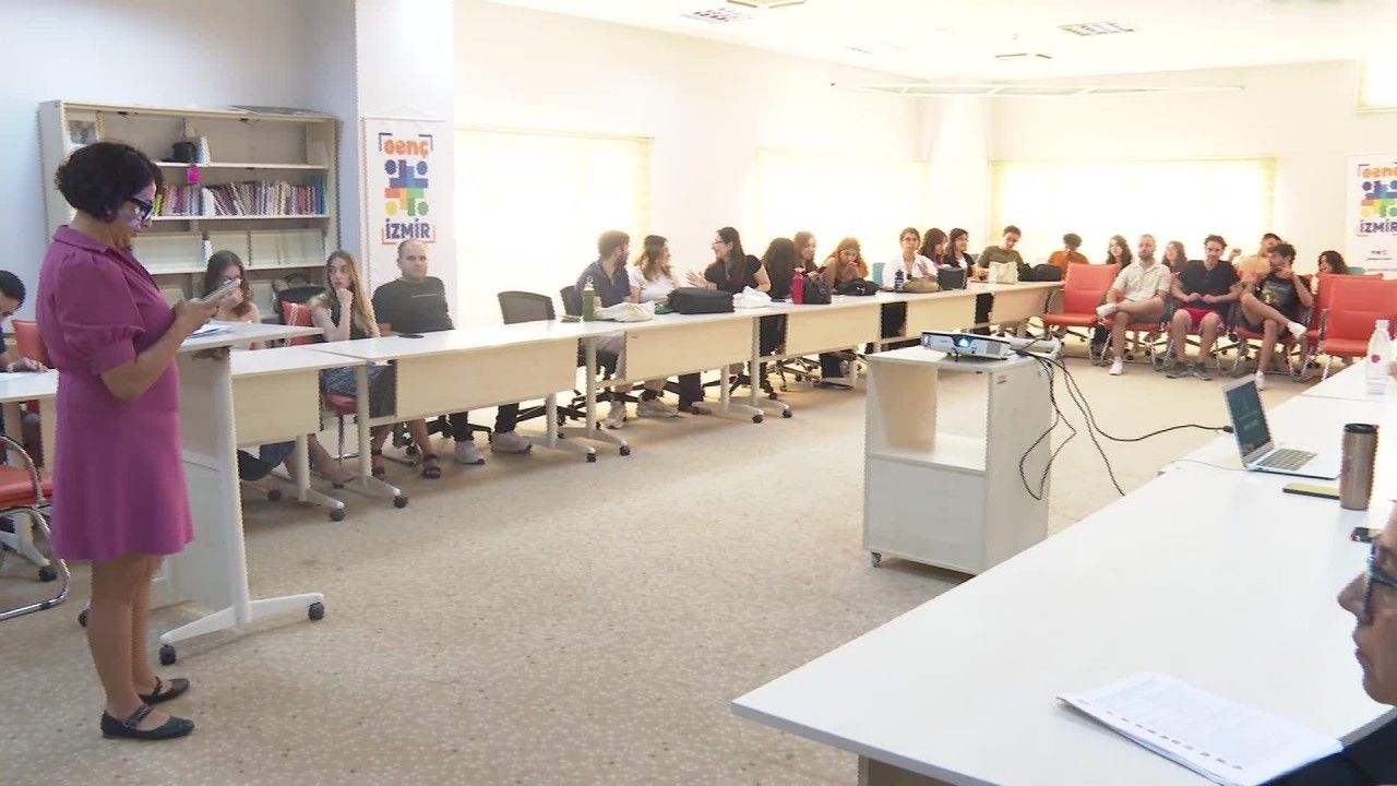 İzmir'de Uluslararası Yaz Üniversitesi kapsamında Gençlik Hakları Çalıştayı başladı