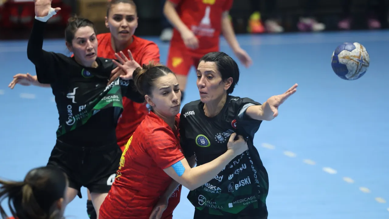 Bursa Büyükşehirli kadın hentbolcular rahat kazandı
