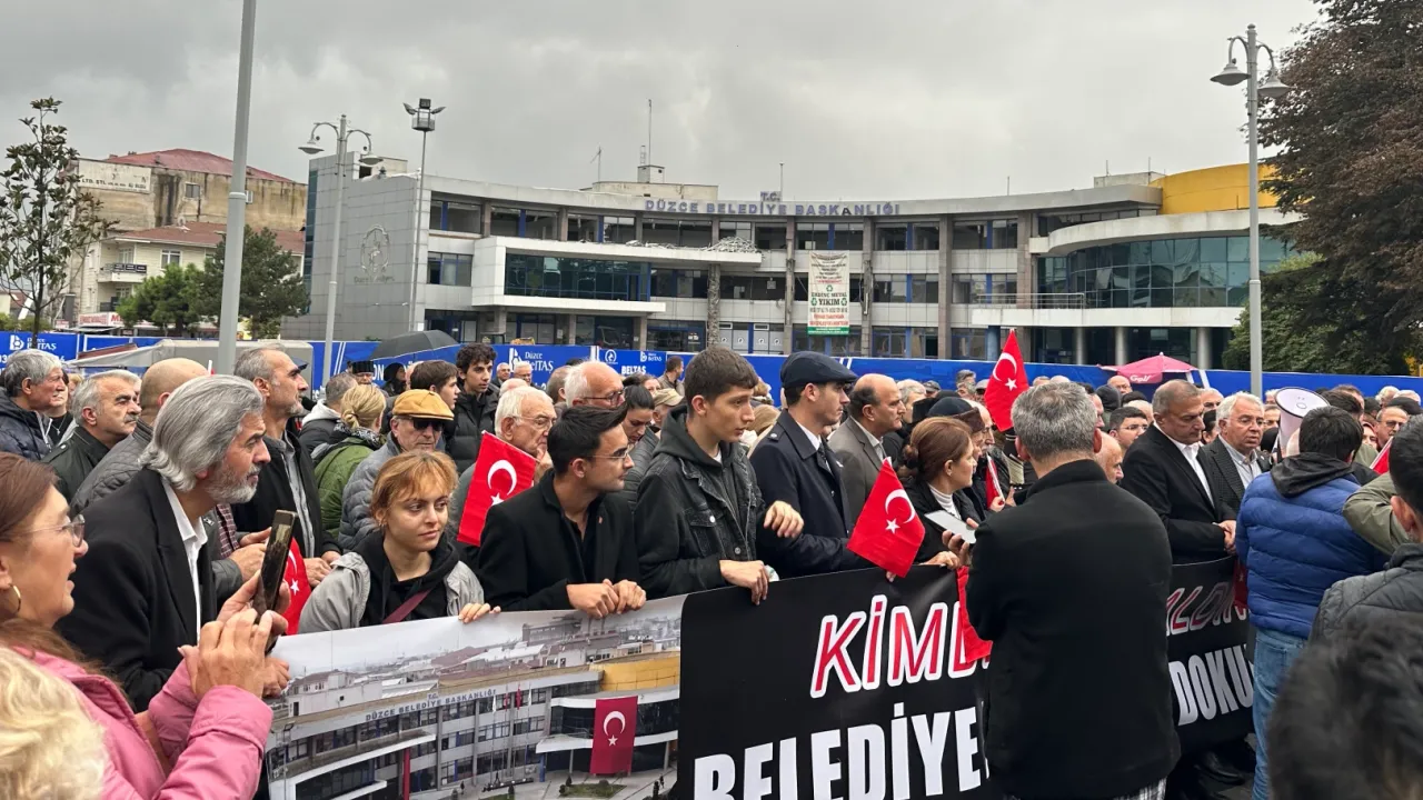 Düzce'de belediye binasının yıkımına tepki!