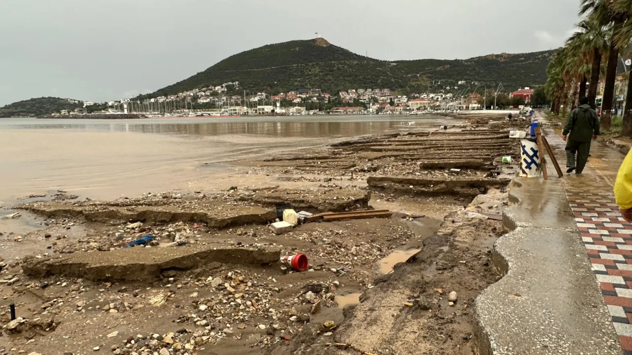 Foça’da sel felaketi sonrası yaraların sarılması için seferberlik başladı... Kayıp kişi halen aranıyor!