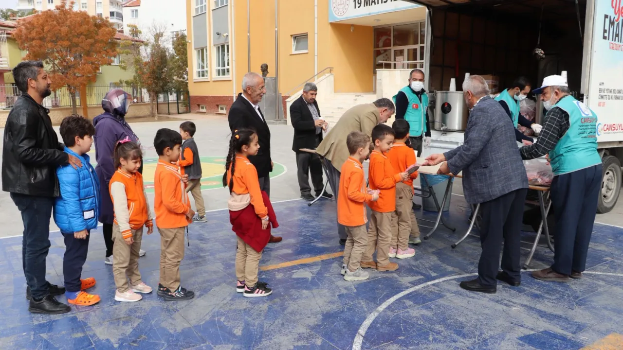 Konya Karaman'da Cansuyu Derneği'nden çorba ikramı