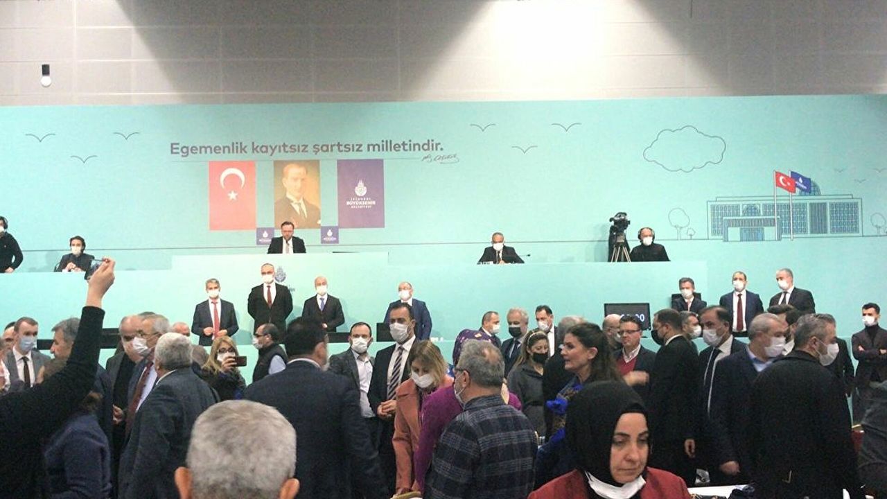 İBB Meclisi'nde Ortalık Karıştı! CHP'li ve AK Parti'li Üyeler Birbirine Girdi