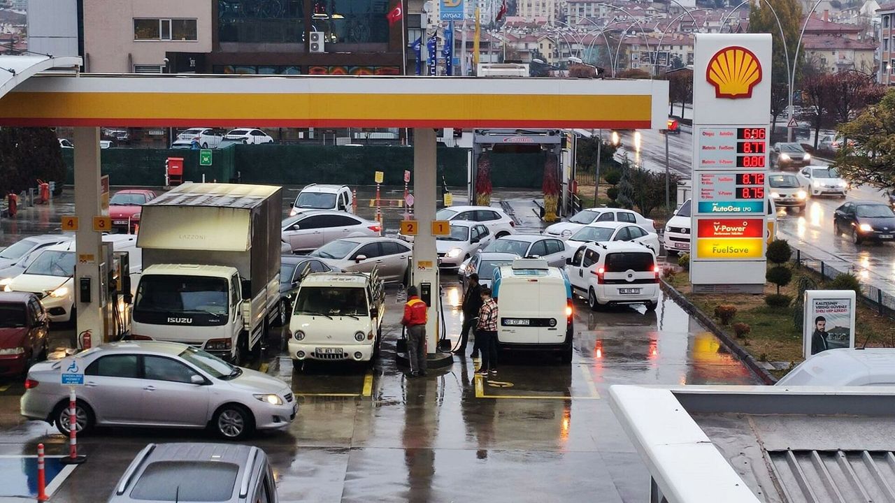 Benzin Gelen Zam Öncesi Metrelerce Kuyruklar Oluştu