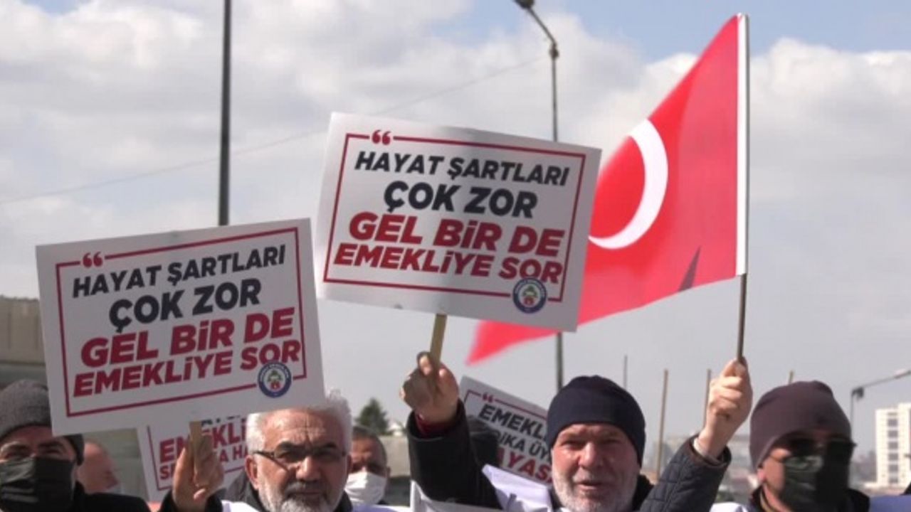 Emekli Memur-Sen Üyeleri Protestoda: "Emeklilikte Sendika Üyeliğimiz Devam Etsin"