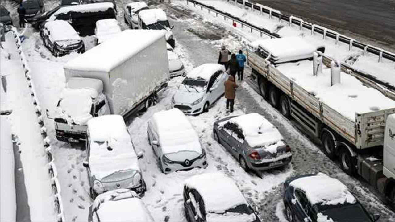 İstanbul kar altında araçlar yolda kaldı