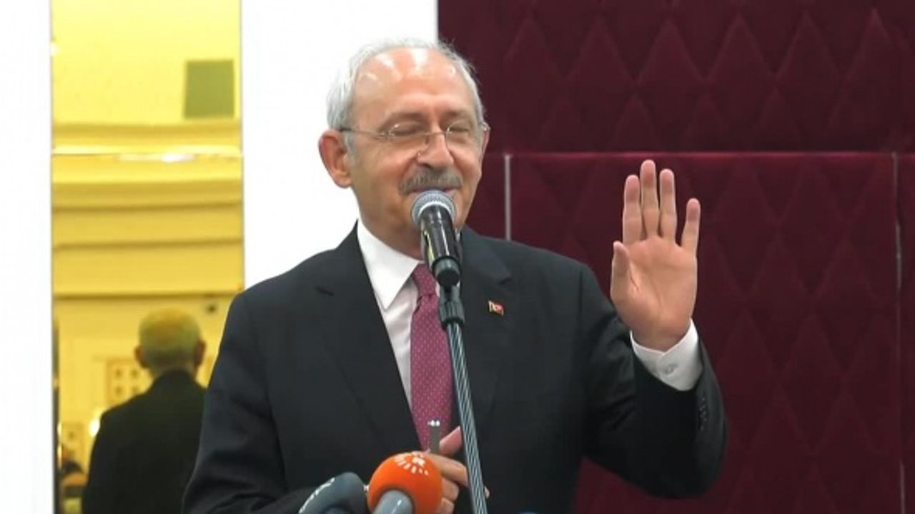 Kılıçdaroğlu, Hasenan Aşireti'nin Lideri Abdullah Atik'e CHP Rozeti Taktı