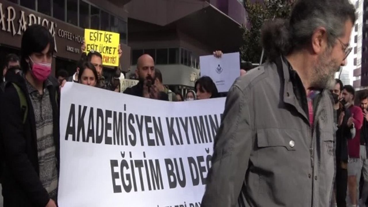 Nişantaşı Üniversitesi Araştırma Görevlileri 'Kod 22' İle İşten Çıkarıldı! Protesto Ettiler