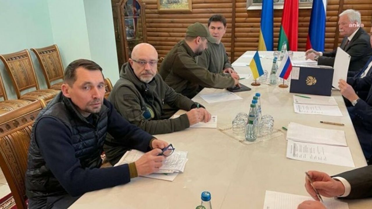 Zelenski'nin Sözcüsü Podolyak: "Rus Temsilcileriyle Konuşmaya Başlıyoruz"