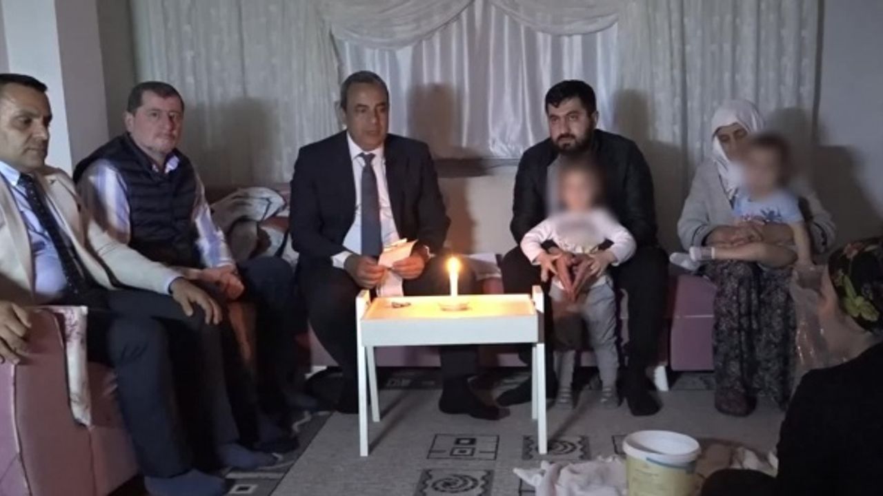 CHP Bursa İl Başkanı Karaca'nın Elektriği Kesik Evinde Ziyaret Ettiği Vatandaş: 1200 Lira