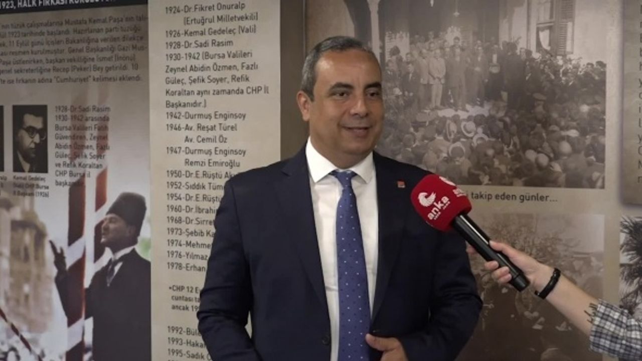 CHP Bursa İl Başkanlığı Yaklaşık 3 Bin Fotoğraf Gazete Kupürü İle 100 Yıllık Anı Duvarı Paylaştı