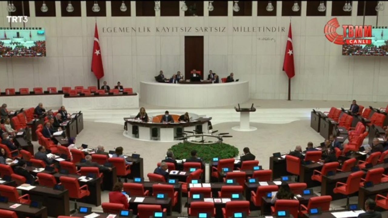 CHP'li Kayışoğlu TBMM'de Önce "Everway That I Can" Sonra da 'Dar Hejiroke'yi Söyledi