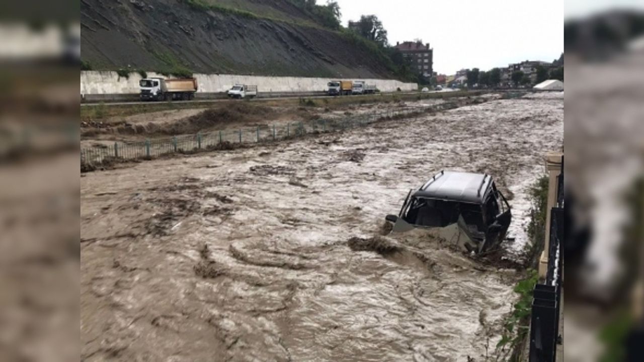 Kastamonu'da Sel: Yollar Sular Altında Kaldı, Köprüler Zarar Gördü