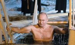 Putin, Moskova'da Buz Gibi Suya Girdi!