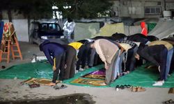 Gazze’de ilk teravih çadırlar arasında kılındı