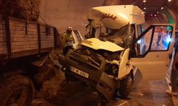 Sinop'ta traktör ile yolcu minibüsü çarpıştı: 11 yaralı
