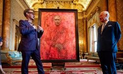 Kral Charles'ın Portresi Neden Kırmızı?