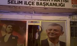 Kars Selim CHP Gençlik Kolları’ndan ışık açma-kapama eylemine destek