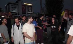 Sokak hayvanlarıyla ilgili yasa teklifi, İzmir'de AK Parti İl Başkanlığı önünde protesto edildi