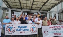 Trabzon'da sağlık çalışanlarına şiddet protesto edildi