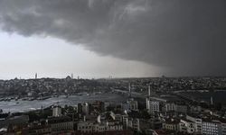 İstanbul'da Şiddetli Sağanak: Gökyüzünü Kara Bulutlar Sardı!