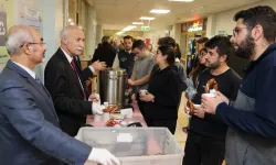 Trakya Üniversitesi'nde Rektör'den simit ayran ikramı