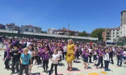 Bursa Mudanya'da öğrenciler öğretmenleriyle zumba yaptı