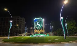 Stat kavşağını Kocaelispor’un arması aydınlatıyor