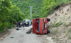 Artvin'de sondaj kamyonu devrildi: Ölü ve yaralılar var!