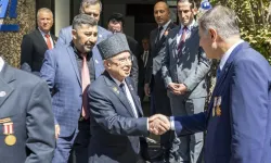 İzmir'de Başkan Tugay babasının madalyaları ile gazileri ağırladı