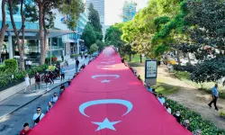 İzmir’de sessiz saygı: 350 metrelik Türk Bayrağıyla Zafer yürüyüşü