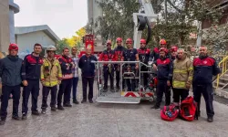 İzmir İtfaiyesi’nden baş döndüren kurtarma operasyonu