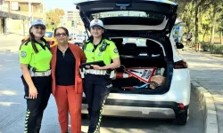 İzmir Karabağlar'da Neşe Kahraman ve kadın trafik polisleri örnek tablo çizdi
