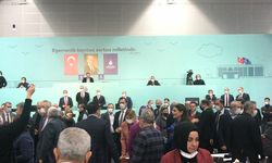 İBB Meclisi'nde Ortalık Karıştı! CHP'li ve AK Parti'li Üyeler Birbirine Girdi