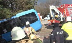 Üsküdar'da freni boşalan minibüs, E-5 kenarına uçtu