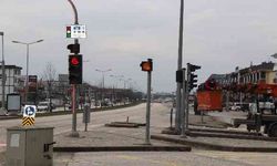 Trafik ışıklarında o sloganı gören şaşırıp kalıyor