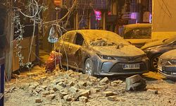Beşiktaş'ta tarihi binanın çatısı yoldan geçen otomobilin üzerine düştü
