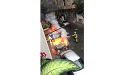 Park halindeki servis minibüsü alev alev yandı