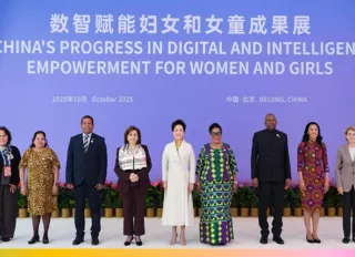 Peng Liyuan'dan kadınlar ve kız çocukları için teknoloji çağrısı