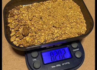 Bir adam, yerini eşiyle bile paylaşmadığı gizli bir dereden toplam 82,02 gram altın çıkardı.