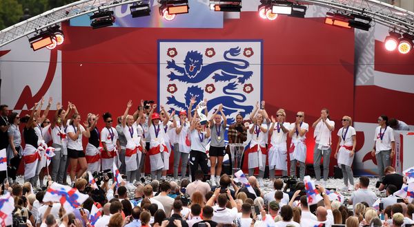 Londra'da binlerce kişi kadın futbol takımının şampiyonluğunu kutladı