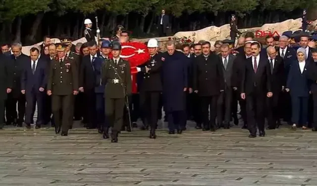 DEVLET ERKANI ATATÜRK'ÜN MANEVİ HUZURUNA ÇIKTI