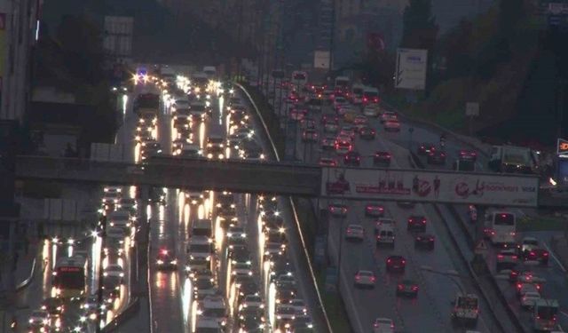 İSTANBUL'DA SAĞANAK TRAFİĞİ OLUMSUZ ETKİLEDİ