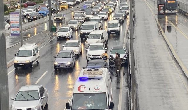 İstanbul'da Sağanak Yağış Hayatı Felç Etti