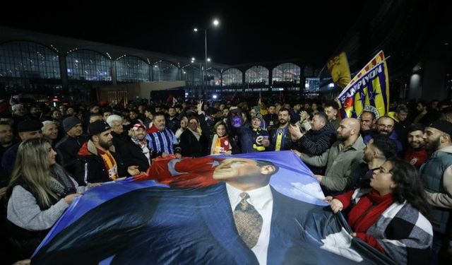 Galatasaray ile Fenerbahçe, İstanbul'a Döndü!