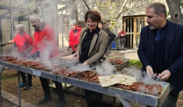 Meclis bahçesinde tepki çeken mangal partisi!