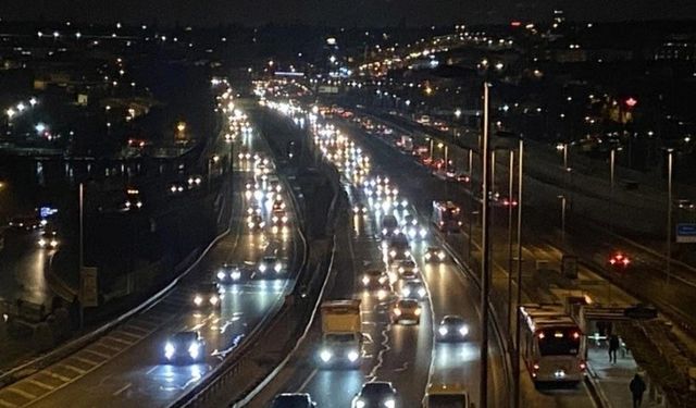 Okullar Açıldı: İstanbul'da Trafik Yoğunluğu!