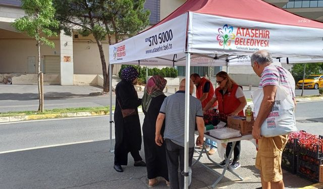 Ataşehir Belediyesi’nden mezarlık ziyareti yapan vatandaşlara ikram