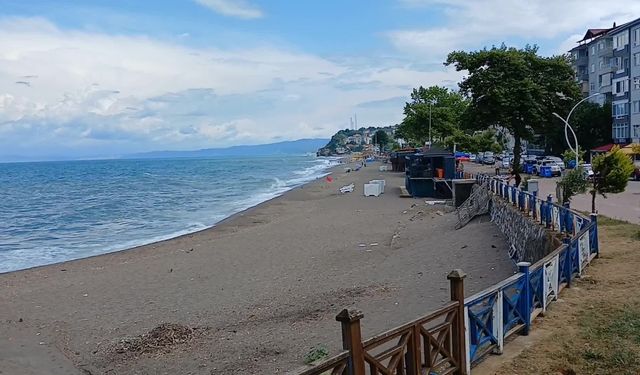 Akçakoca'da meteorolojinin uyarısı sonrası sahiller boşaldı