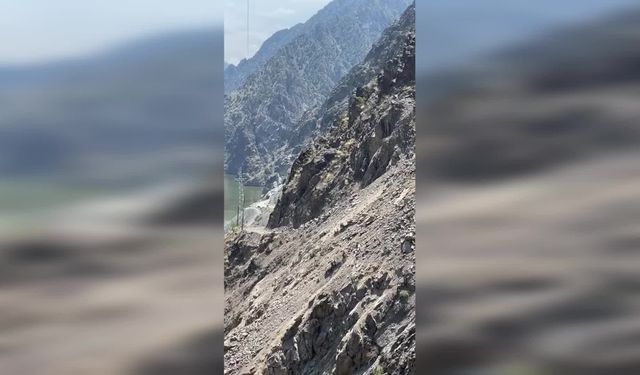 Artvin’in Yusufeli ilçesine bağlı Havuzlu Köy yolu heyelan nedeniyle yol kapandı, vatandaşlar köyde mahsur kaldı